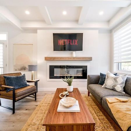 Modern Nordic Escape, 3Br Near Wem & Dt, Aircon & Fireplace, Wifi, Sleeps 6! إيدمونتون المظهر الخارجي الصورة