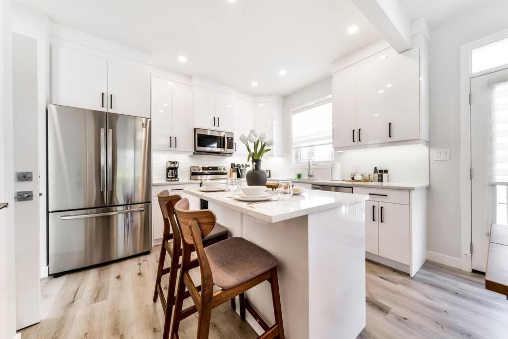 Modern Nordic Escape, 3Br Near Wem & Dt, Aircon & Fireplace, Wifi, Sleeps 6! إيدمونتون المظهر الخارجي الصورة