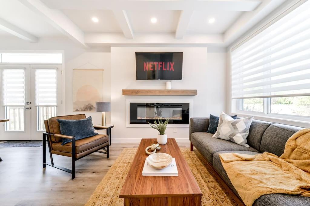 Modern Nordic Escape, 3Br Near Wem & Dt, Aircon & Fireplace, Wifi, Sleeps 6! إيدمونتون المظهر الخارجي الصورة