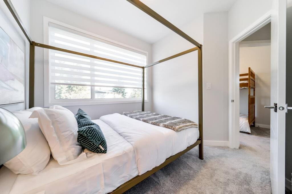 Modern Nordic Escape, 3Br Near Wem & Dt, Aircon & Fireplace, Wifi, Sleeps 6! إيدمونتون المظهر الخارجي الصورة