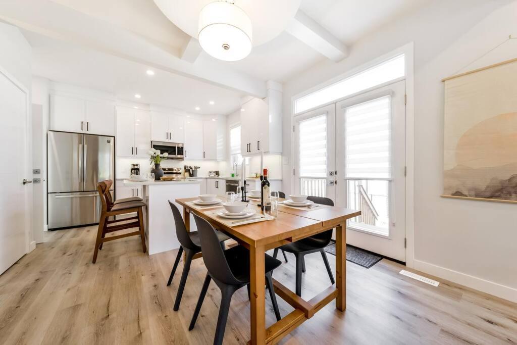 Modern Nordic Escape, 3Br Near Wem & Dt, Aircon & Fireplace, Wifi, Sleeps 6! إيدمونتون المظهر الخارجي الصورة