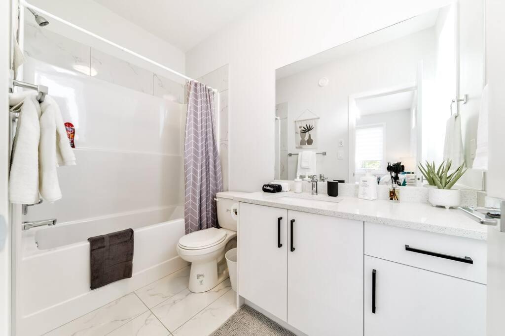 Modern Nordic Escape, 3Br Near Wem & Dt, Aircon & Fireplace, Wifi, Sleeps 6! إيدمونتون المظهر الخارجي الصورة