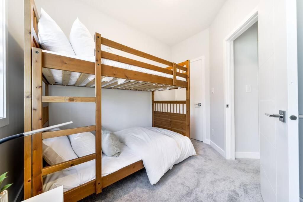 Modern Nordic Escape, 3Br Near Wem & Dt, Aircon & Fireplace, Wifi, Sleeps 6! إيدمونتون المظهر الخارجي الصورة